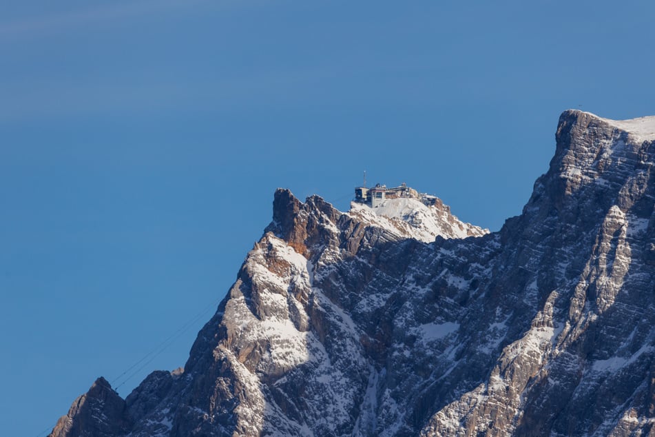 Blick aus Österreich auf die Zugspitze. Zwei Wanderer aus Deutschland sorgten hier für einen stundenlangen Rettungseinsatz.