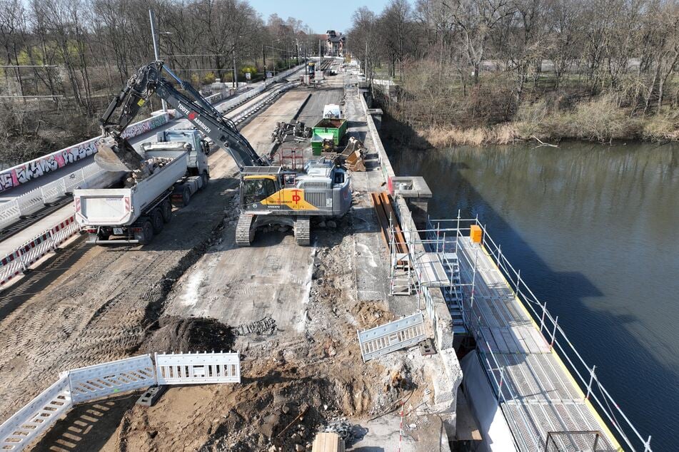 Deswegen stehen der Erhalt der Stampfbetonbögen und die Wiederherstellung der Stirnwände im Fokus der Sanierung. Fußgänger und Radfahrer können das Bauwerk momentan problemlos queren.