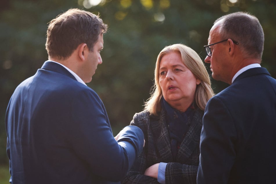 Als könnten sie die Stimmung unter den Befragten spüren. Skeptische Mienen bei Bundeskanzler Friedrich Merz (69, CDU), Arbeitsministerin Bärbel Bas (57, SPD), und Finanzminister Lars Klingbeil (47, SPD, v.r.n.l.)