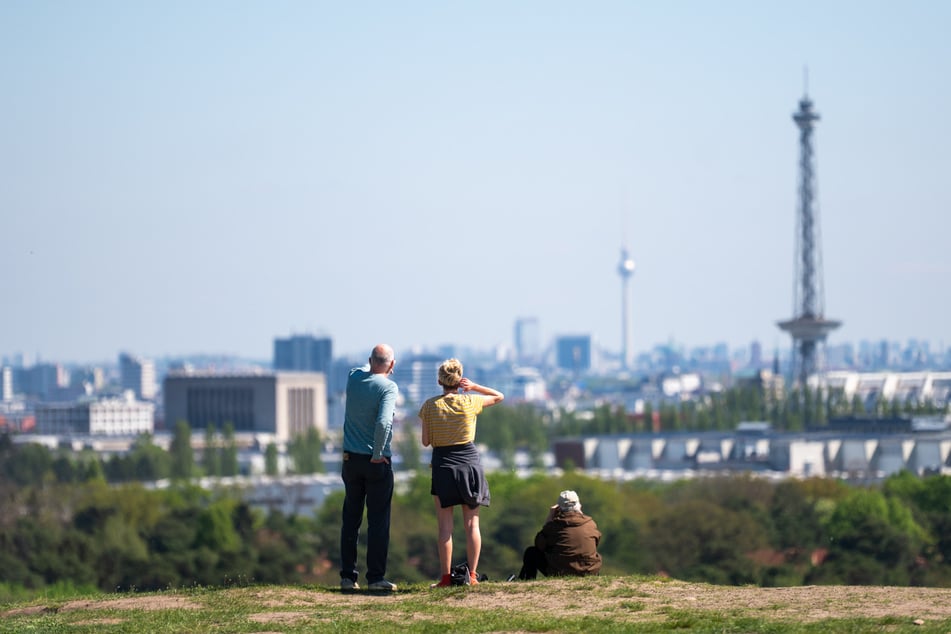 Berliner können auf dem Drachenberg das gute Wetter genießen.