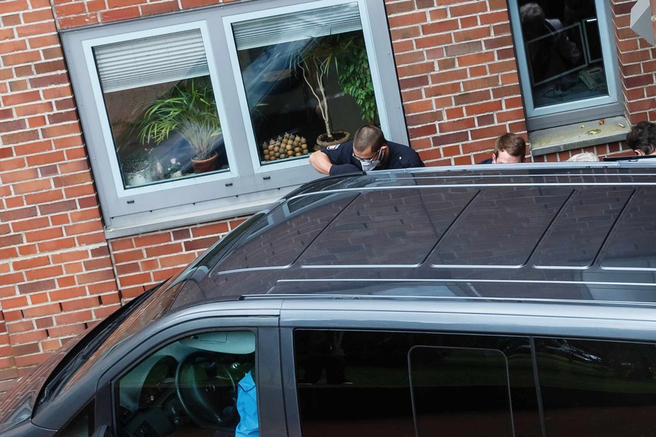 Ein Polizeifahrzeug bringt die 96-jährige Angeklagte zu einem Haftprüfungstermin an einen Nebeneingang des Gerichts. Sie muss sich als Ex-Sekretärin des SS-Kommandanten des Konzentrationslagers Stutthof vor dem Landgericht Itzehoe verteidigen.