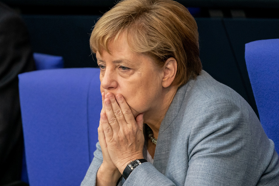 Bundeskanzlerin Angela Merkel (CDU) blickt besorgt drein. Corona sorgt für Deutschlands größte wirtschaftliche Herausforderung der Nachkriegszeit.