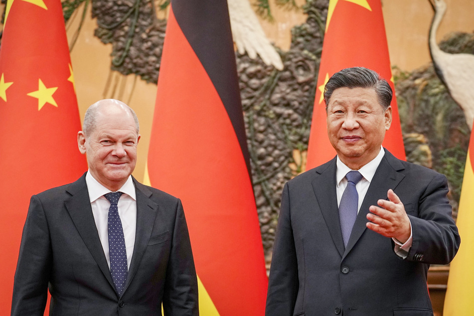 Bundeskanzler Olaf Scholz (65, SPD, l.) soll bei diesem Aufeinandertreffen Chinas Präsidenten Xi Jinping (70) überzeugt haben.