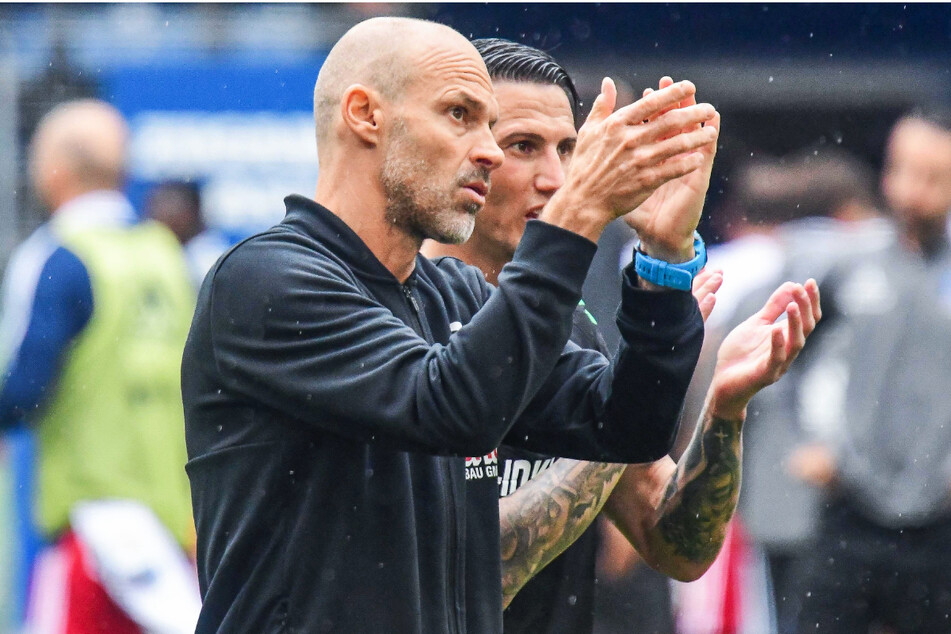 Trainer Alexander Schmidt (52, l.) zollte seiner Mannschaft nach dem 1:1 beim HSV Beifall für deren starken Auftritt.