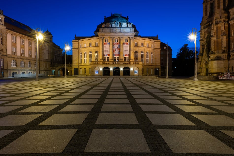 Das Opernhaus prägt das Bild am Theaterplatz in Chemnitz.