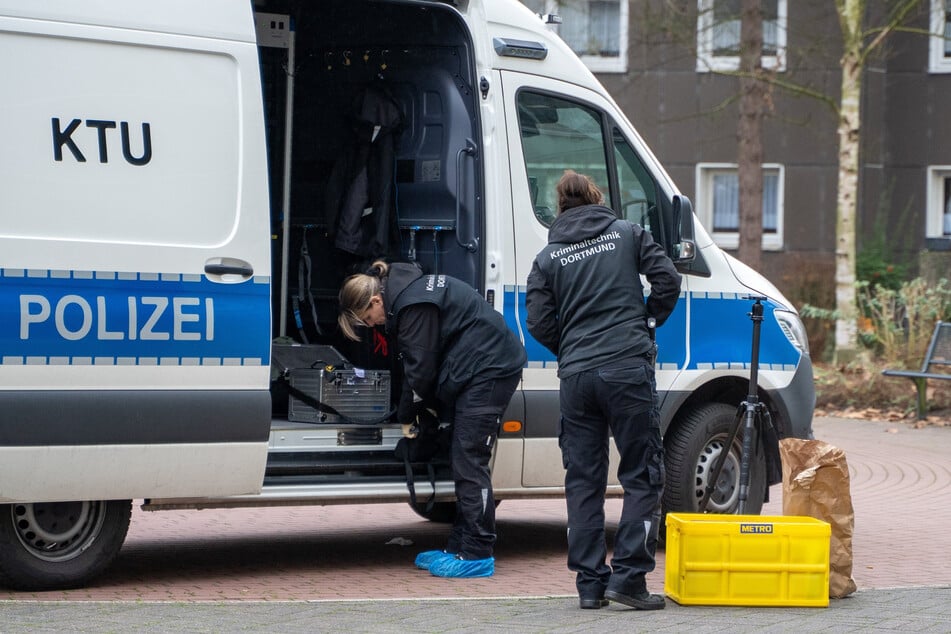 Beamte der Kriminaltechnischen Untersuchung (KTU) untersuchen die Spuren am Tatort.