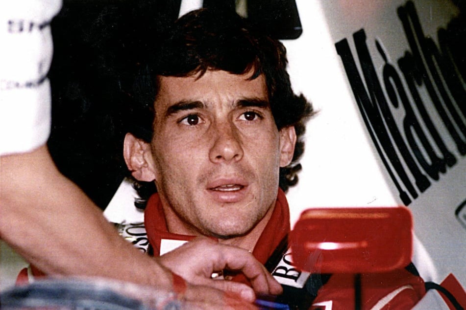 Das undatierte Archivbild zeigt den brasilianischen Pilot Ayrton Senna, der dreimal Weltmeister in der Formel 1 wurde. Er starb bei einem Rennen im Alter von nur 34 Jahren.