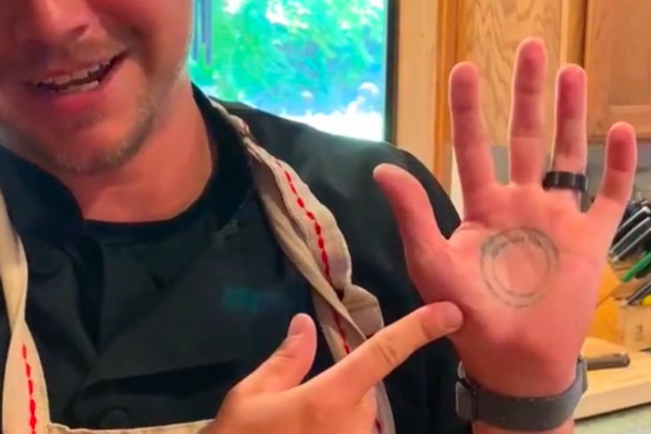 Koch zeigt kurioses Tattoo auf seiner Hand: Die Funktion sorgt für Lacher