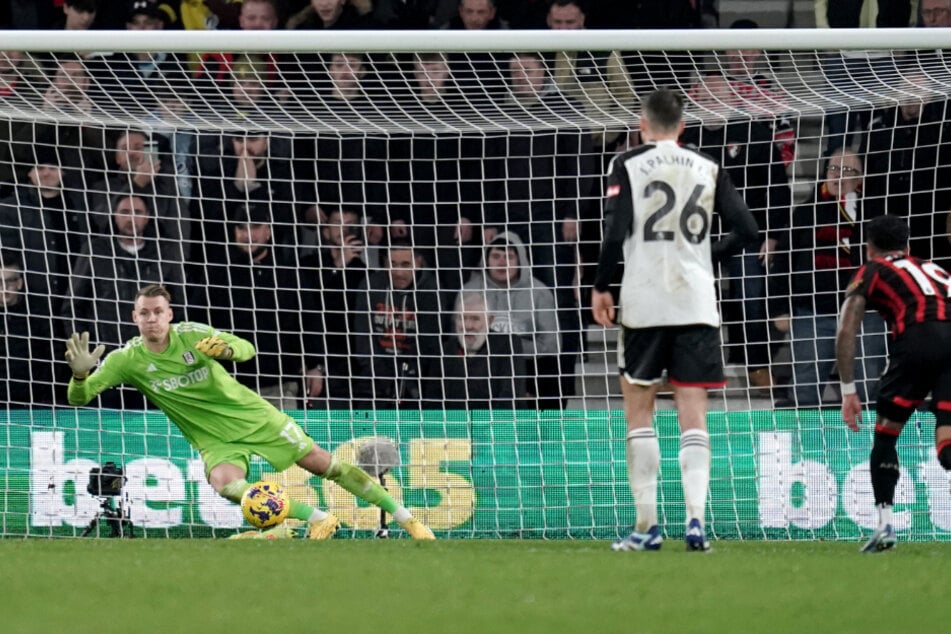 Am Dienstag kassierte Bernd Leno (31, l.) mit dem FC Fulham nicht nur eine heftige Pleite, sondern zog auch den Unmut der Fans auf sich.