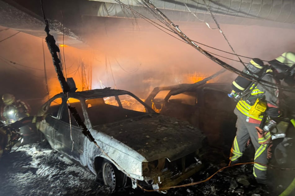 Brand in Tiefgarage: Feuerwehr kämpft stundenlang gegen die Flammen