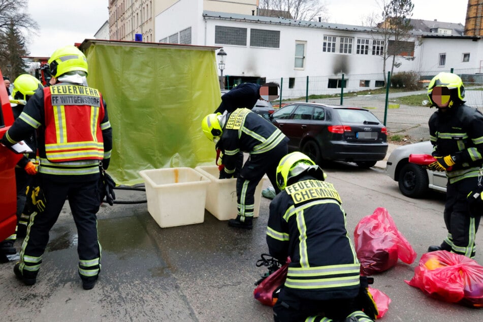 ABC-Einsatz: Die Kameraden der Feuerwehr mussten von den Chemikalien befreit werden.