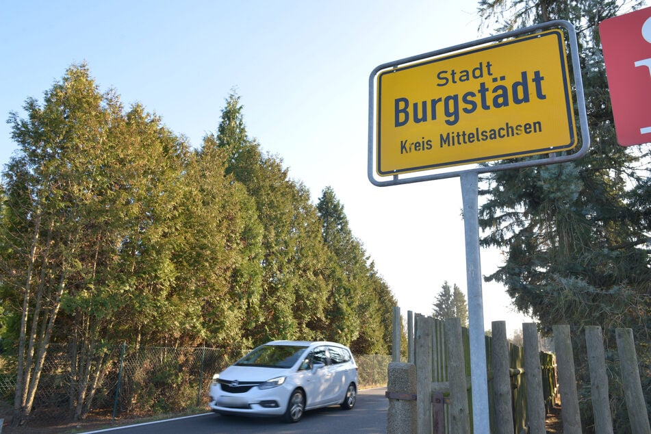 Ärger in Burgstädt (Landkreis Mittelsachsen): Ein Mann demolierte ein Auto, schlug anschließend eine Scheibe ein.
