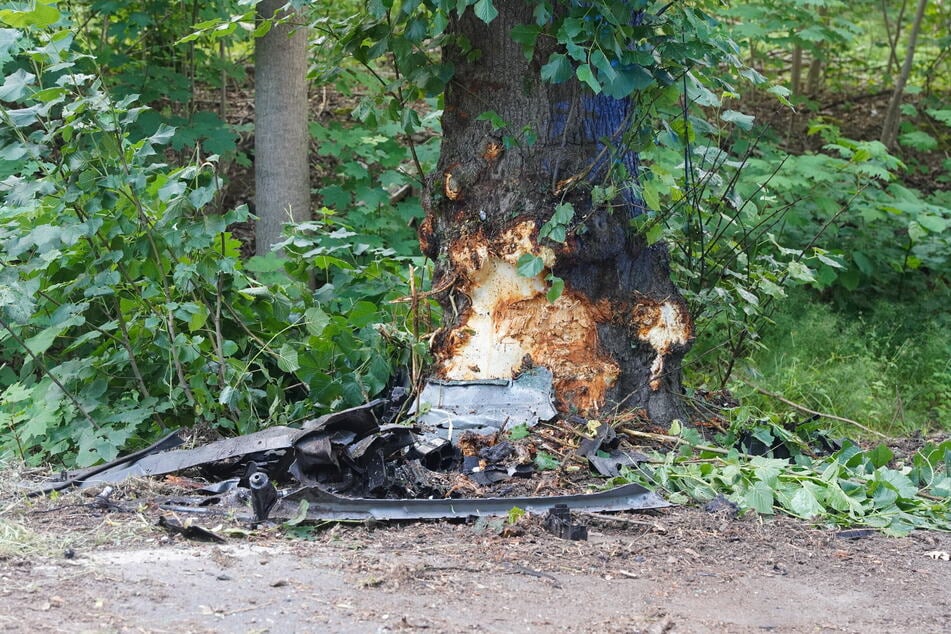 Der Unfallort ist laut Angaben der Polizei weiterhin gesperrt.