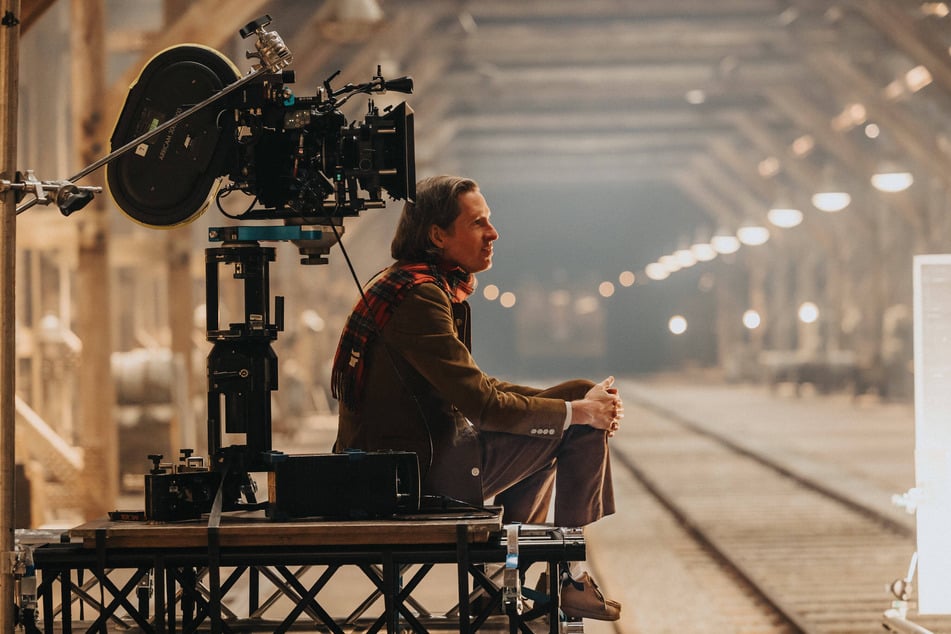Schauspieler stehen Schlange für ihn: Star-Regisseur Wes Anderson (56) am Set der Babelsberger Filmstudios, wo "Der Phönizische Meisterstreich" gedreht wurde.