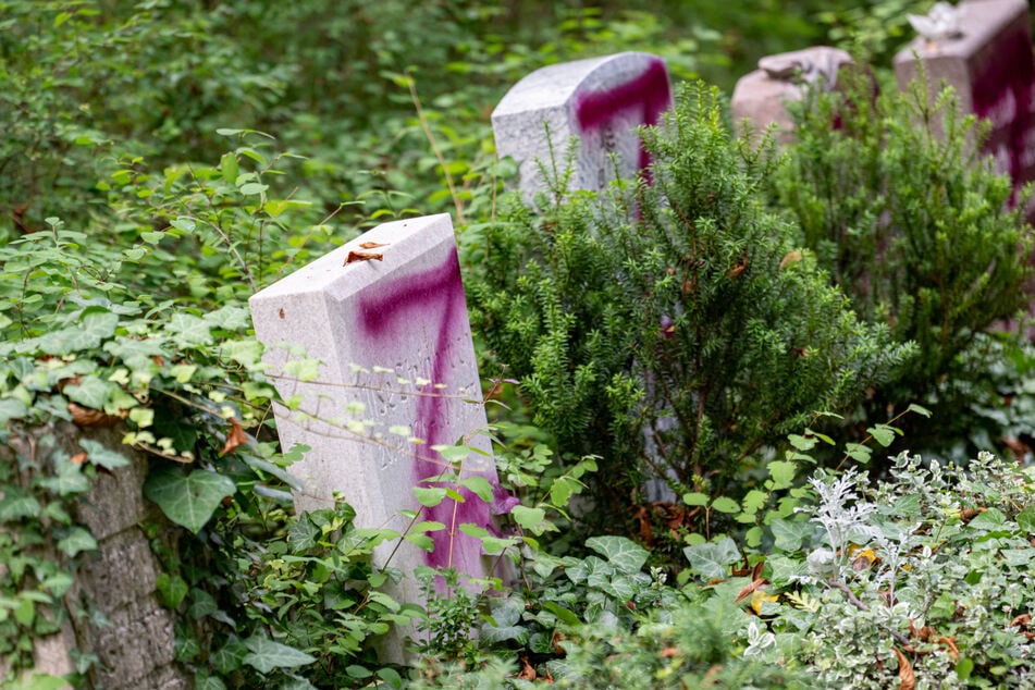 Die Grabsteine wurden mit dem Buchstaben Z beschmiert.