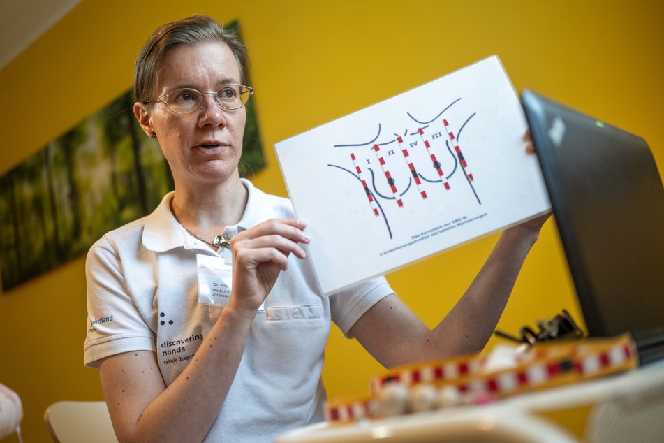 Susi-Hilde Michael (42) ist blind und arbeitet als medizinisch taktile Untersucherin. Sie bietet Tastuntersuchungen als ergänzende Diagnosemethode in der Brustkrebsvorsorge an.
