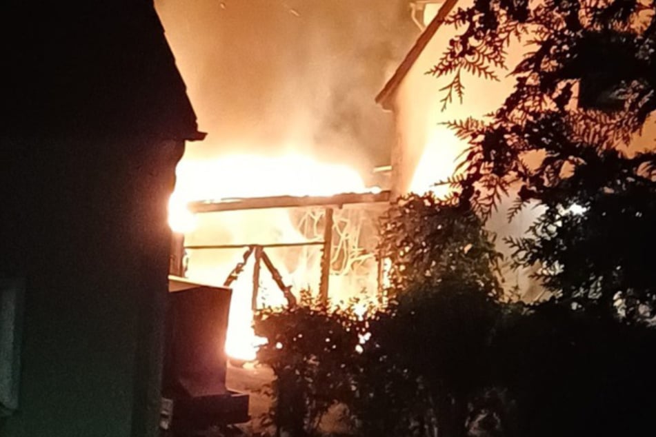 Flammen bedrohen Wohnhaus: Feuerwehr muss brennendes Carport löschen