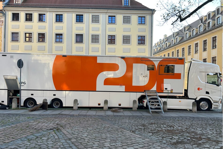 Mehrere Übertragungswagen vom ZDF bereiten das Kirchen-Event vor.