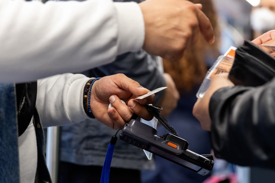 Bei der Kontrolle konnte die 25-Jährige keinen gültigen Fahrausweis vorlegen. Daraufhin bat der Kontrolleur den Busfahrer, an der nächsten Polizeiwache anzuhalten. (Symbolbild)