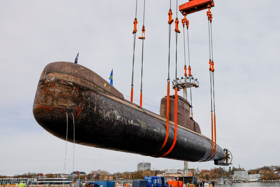 Das U-Boot U17 wird auf der Werft von ThyssenKrupp aus dem Wasser gehoben.