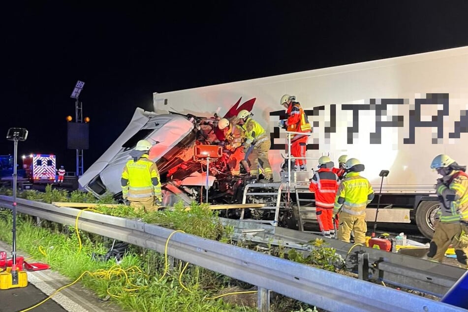 Unfall A4: Lkw prallt gegen Betonwand: Führerhaus abgerissen - A4 Richtung Köln teilweise gesperrt