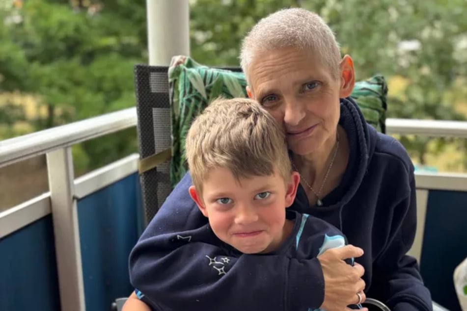 Doreen Franke (49) und ihr Sohn Evan (7). Bei der 49-Jährigen wurde im März Krebs festgestellt, als sie wegen einer Blasenentzündung zum Arzt ging.