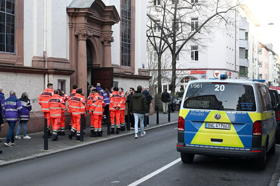 Rettungskräfte fanden sich zum Gedenkgottesdienst vor der Citykirche ein.