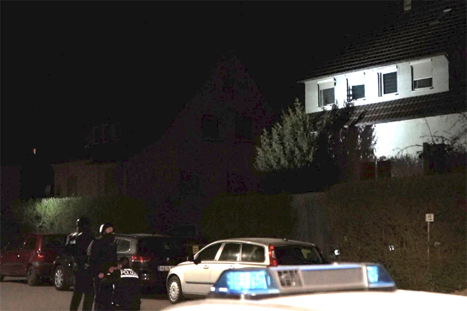 Einsatzkräfte vor dem Haus. Ein 20-Jähriger hantierte offenbar mit einer Waffe.