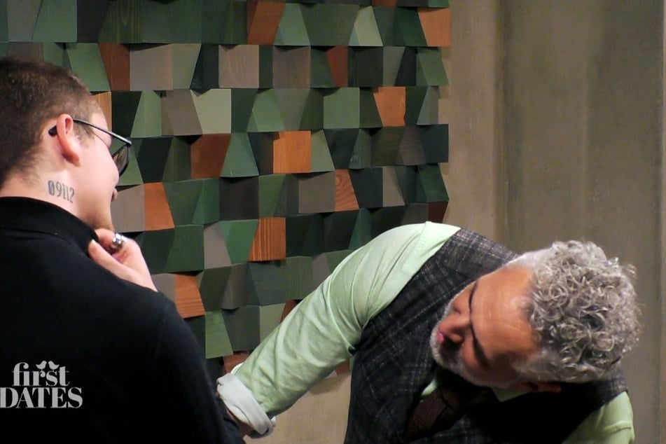 Roland Trettl (54) schaut sich das ungewöhnliche Tattoo des 22-Jährigen ganz genau an.