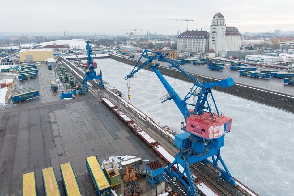 5,7 Millionen Euro investierte die Sächsische Binnenhäfen Oberelbe GmbH 2024 in einen neuen Trailerport im Dresdner Alberthafen.