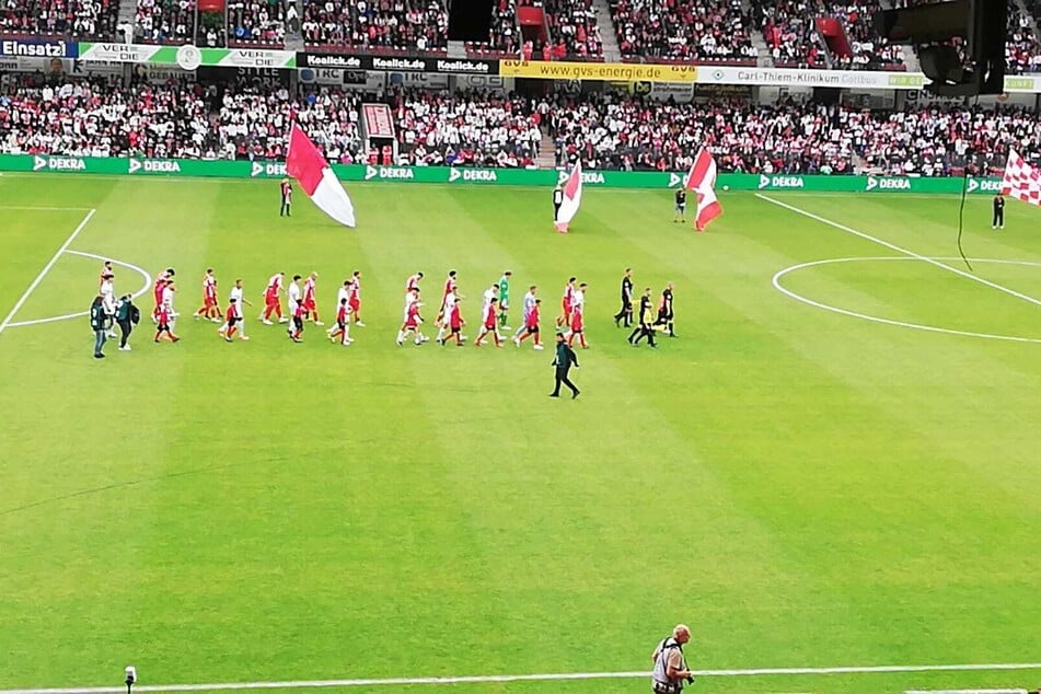 Die Teams betreten - gefeiert von den fans - den Rasen. Das Stadion kocht schon vor Anpfiff.