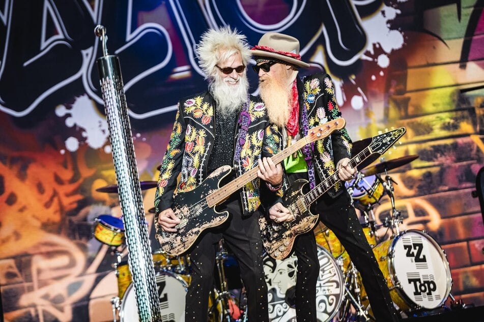 Billy Gibbons (76, r.) und Bassist Elwood Francis (65) überzeugten vor allem durch ihre Spielfreude und weniger durch große Bewegungen auf der Bühne.