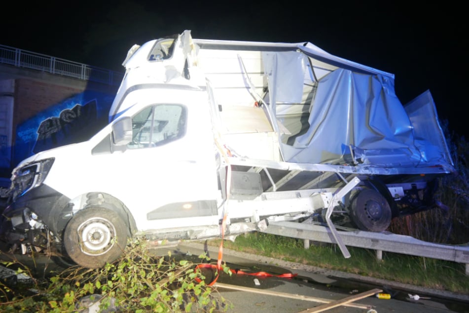 Der Lkw verkeilte sich nach der Kollision mit dem Transporter auf der Leitplanke.