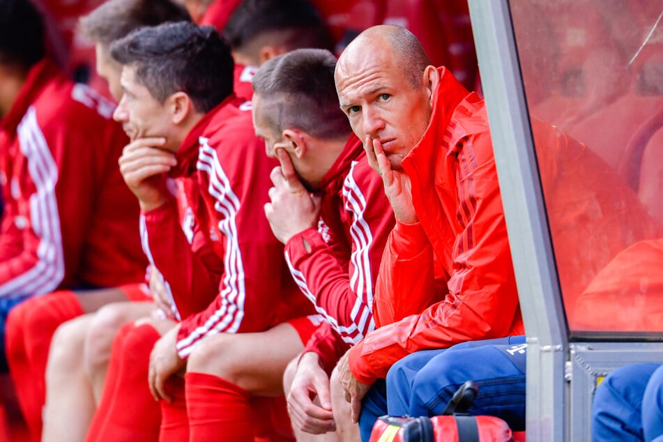 Bilder wie dieses dürften jedem Fußballfan noch im Kopf sein. Arjen Robben und seine Mimik, wenn er nicht spielen darf.