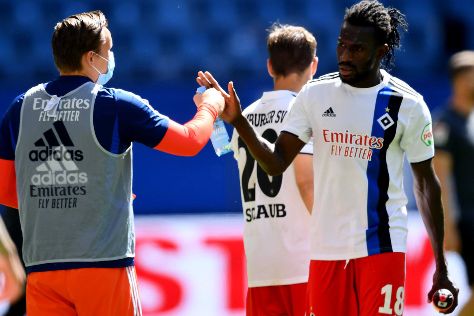 HSV-Außenstürmer Bakery Jatta (r.) ist nach seiner Fußblessur wieder fit und kann in Würzburg zum Einsatz kommen. (Archivfoto)