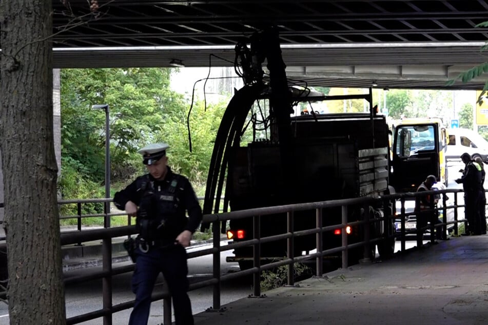 Der Lastwagen hatte sich unter der Eisenbahnbrücke festgefahren.