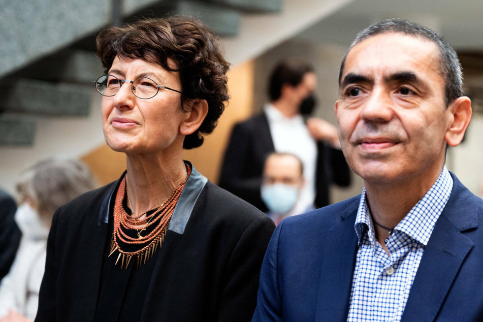 Ugur Sahin (r.) und Özlem Türeci, die Menschen hinter dem Corona-Impfstoff des Mainzer Unternehmens Biontech, werden mit dem den Paul Ehrlich- und Ludwig Darmstaedter-Preis 2022 in Frankfurt ausgezeichnet.