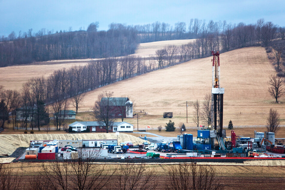 Eine Ölförderungsplattform, die nach dem Prinzip des Fracking arbeitet, steht in einem Tal bei Troy in Pennsylvania.