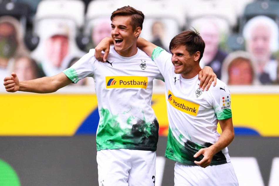 Florian Neuhaus (23, l.) ist im Mittelfeld von Borussia Mönchengladbach die dritte Saison in Folge gesetzt.