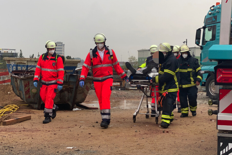 Rettungskräfte helfen einem der Kranfahrer in der Hafencity.