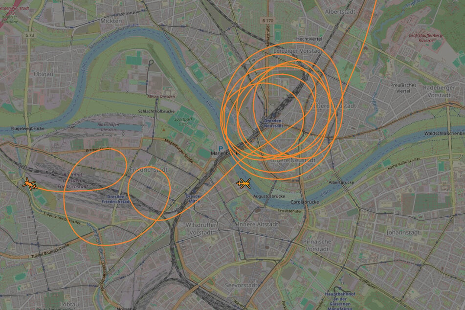 Gegen 17 Uhr kam ein zweiter Helikopter von der Bundespolizei hinzu, der sich größtenteils über dem Bahnhof Neustadt aufhielt.