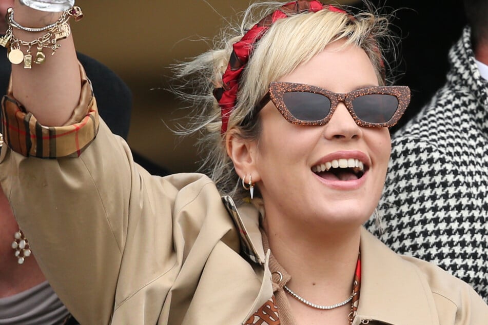 Lily Allen (35), Sängerin aus Großbritannien, lacht während des Gold Cup Day des Cheltenham Festivals.