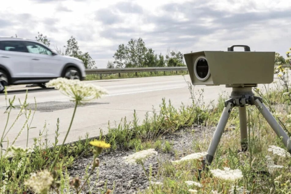 Der Bleifuß raste mit 191 km/h an dem Messgerät vorbei. (Symbolbild)