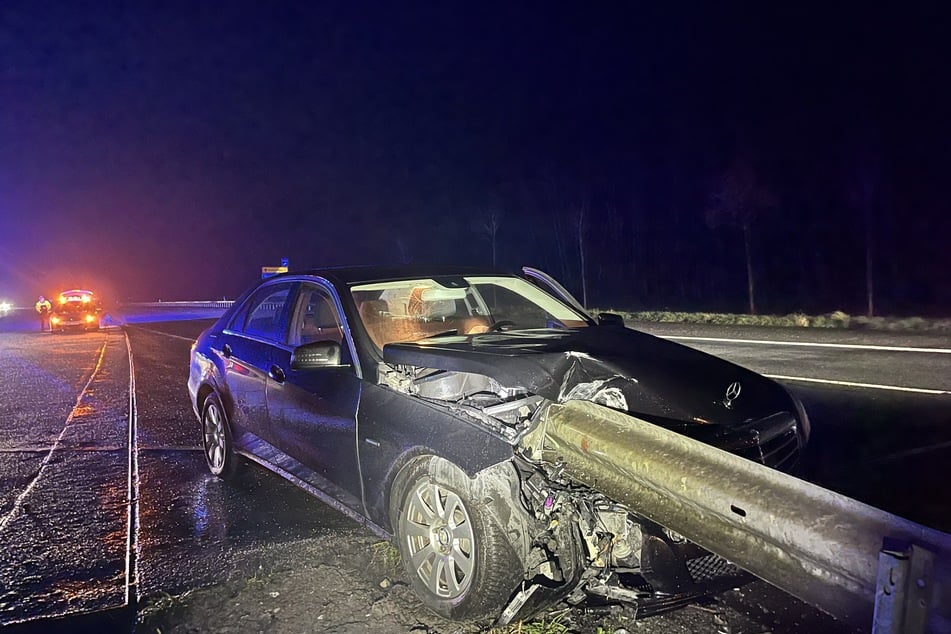 Bei dem Unfall wurde der Mercedes regelrecht von der Leitplanke aufgespießt.