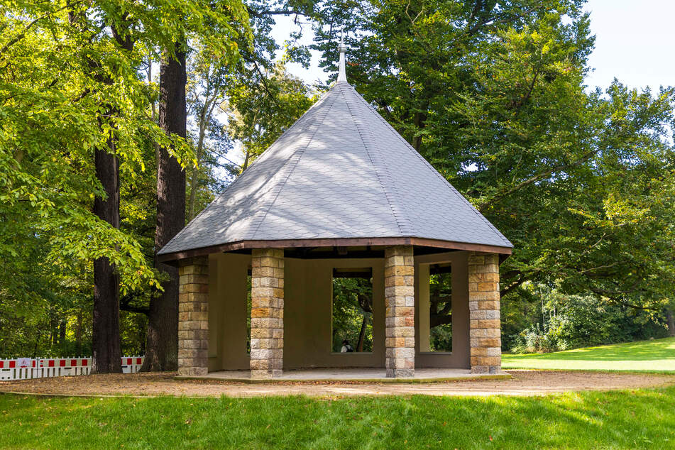 Schöner und stabiler denn je soll der Pavillon Fußgänger nun zum Verweilen einladen.