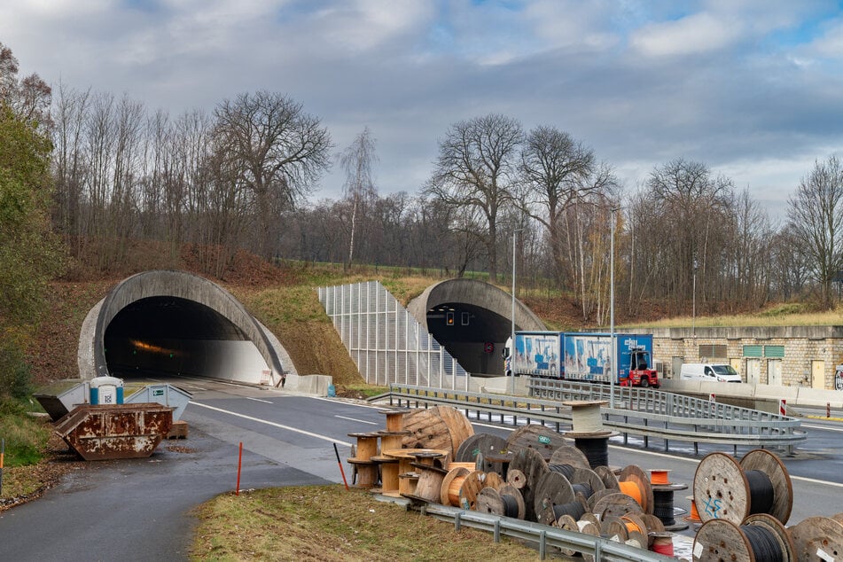 Im A4-Tunnel Königshainer Berge hat ein Audi-Fahrer (38) unbewusst zwei Polizeibeamte zum Straßenrennen aufgefordert. (Archivfoto)