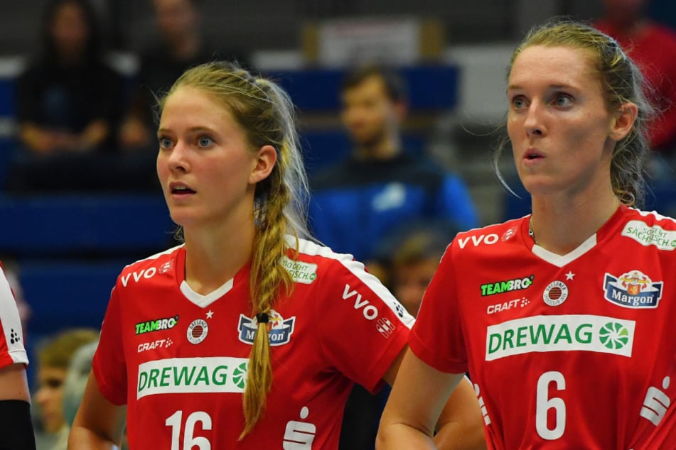 Brie King (links) und Kadie Rolfzen baten den Verein darum, nach Hause reisen zu dürfen.