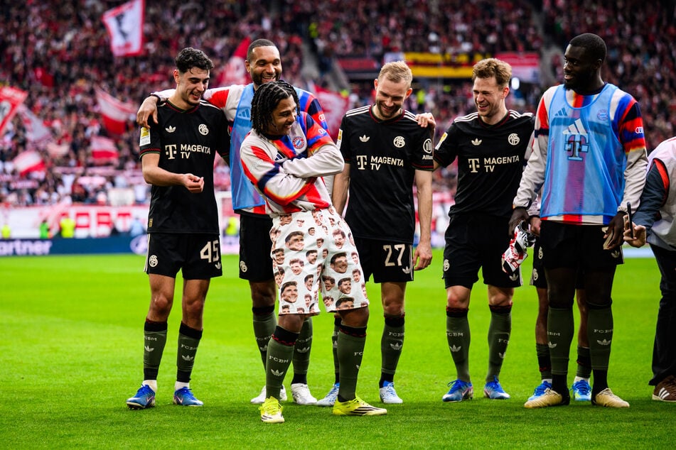 Serge Gnabry hatte mit seiner Hose die Lacher auf seiner Seite.