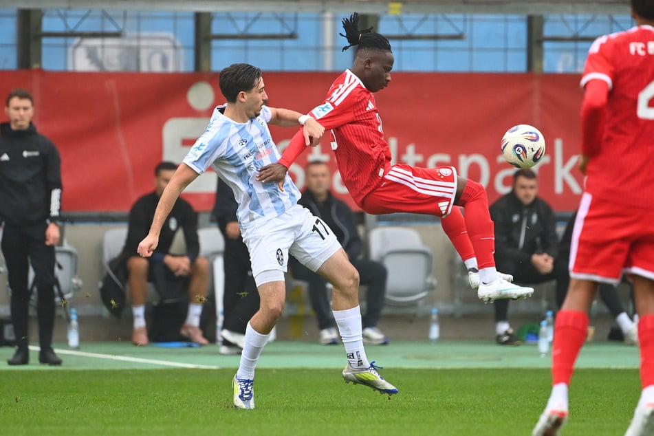 Cristian Leone (l.) und Richard Ajayi kämpfen um den Ball.