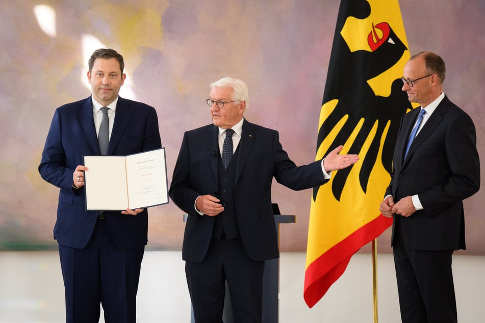 Bundespräsident Frank-Walter Steinmeier (69, SPD, M.) inmitten des neuen Kanzlers und des neuen Vize.